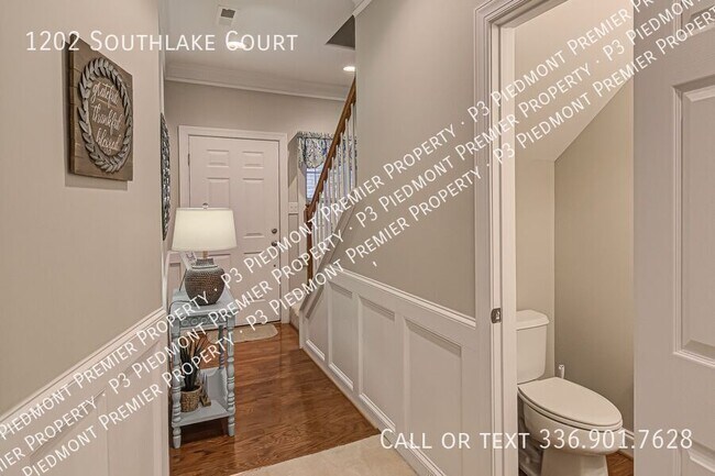 Building Photo - 1202 Southlake Ct