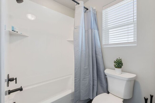 Building Photo - 6831 Silver Creek Dr