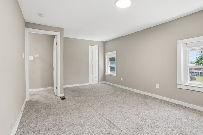Building Photo - 624 Elm Dr
