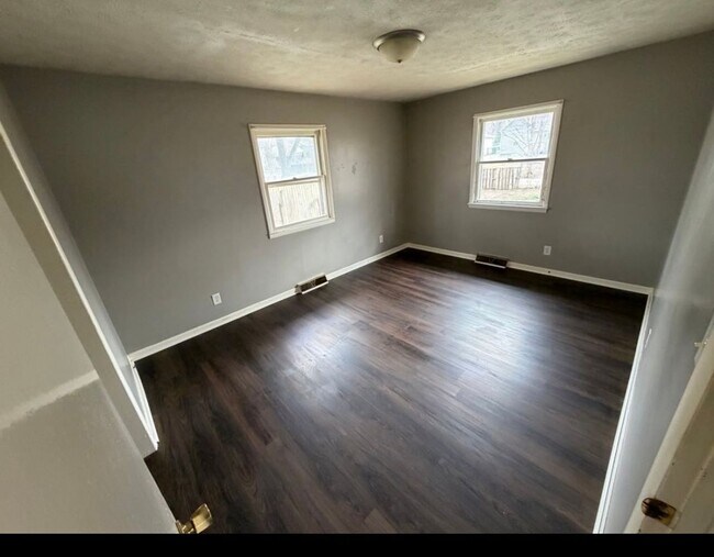 Building Photo - 2 bedroom 1 bath Carport