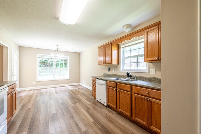 Building Photo - 637 Marston Ln
