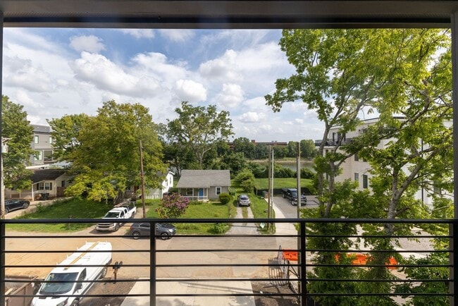 Building Photo - Great modern HPR with garage and view of the river!