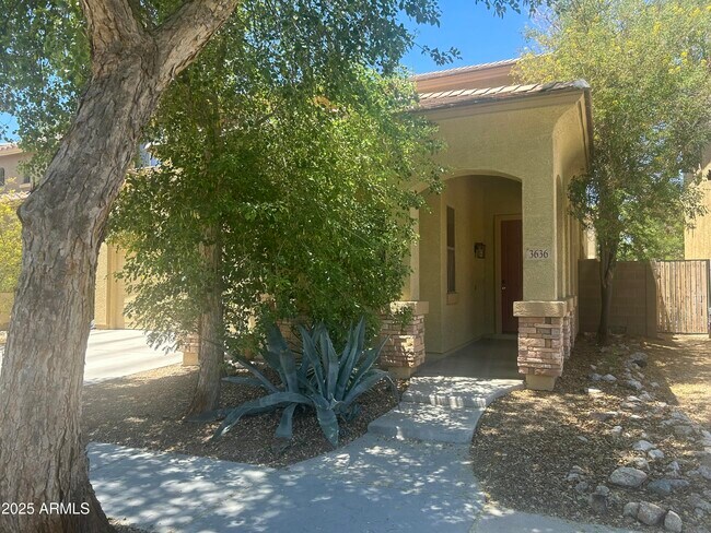 Building Photo - 3636 E Parkview Dr