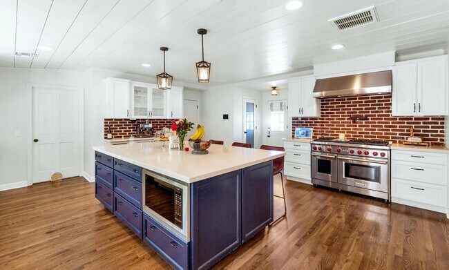 Building Photo - 1021 W Encanto Blvd