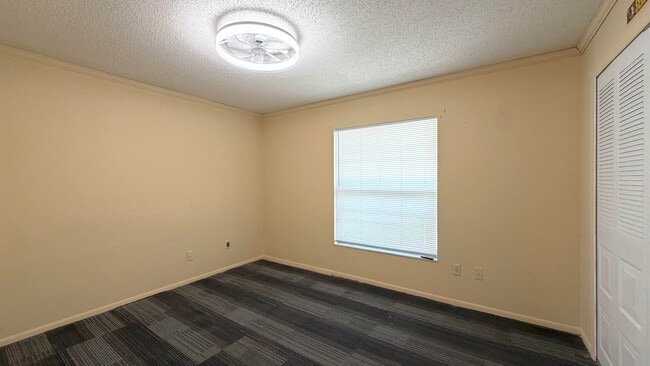 Building Photo - 889 Hendry Dr