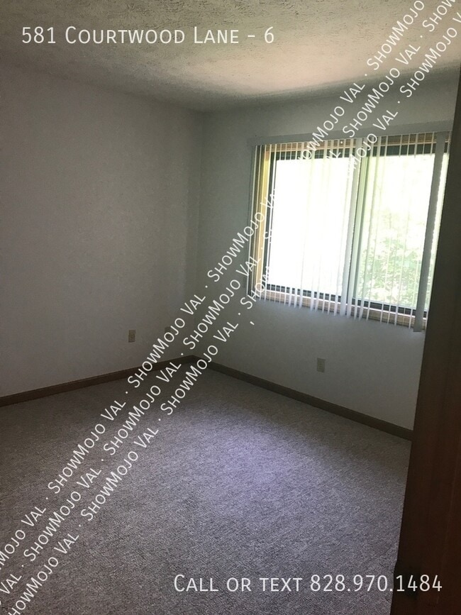 Building Photo - 581 Courtwood Ln