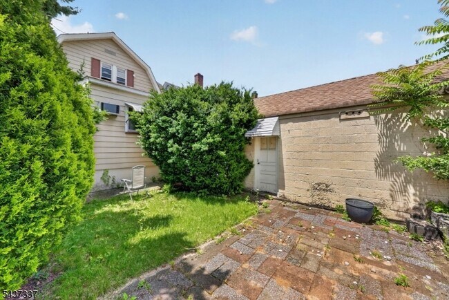 Building Photo - 86 Curie Ave