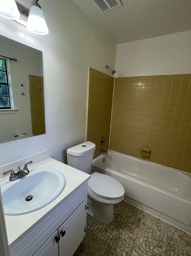 Building Photo - Forest Hills Home