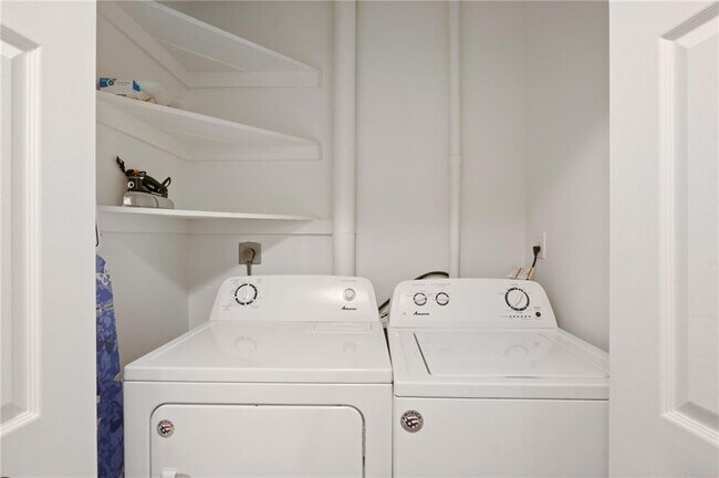 Building Photo - 961 E Rock Springs Rd NE