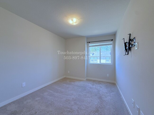 Building Photo - 6527 SE Genrosa St