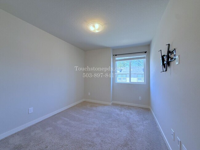 Building Photo - RECEIVE $500 OFF! READY NOW! CALL TODAY! Modern Hillsboro Townhome with AC, Electric Fireplace, a...