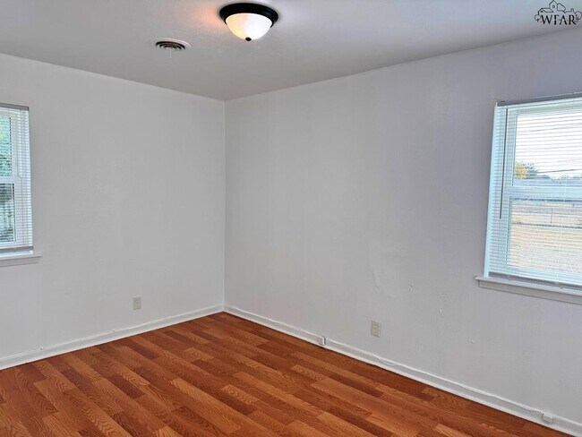 Building Photo - 1827 Eden Ln