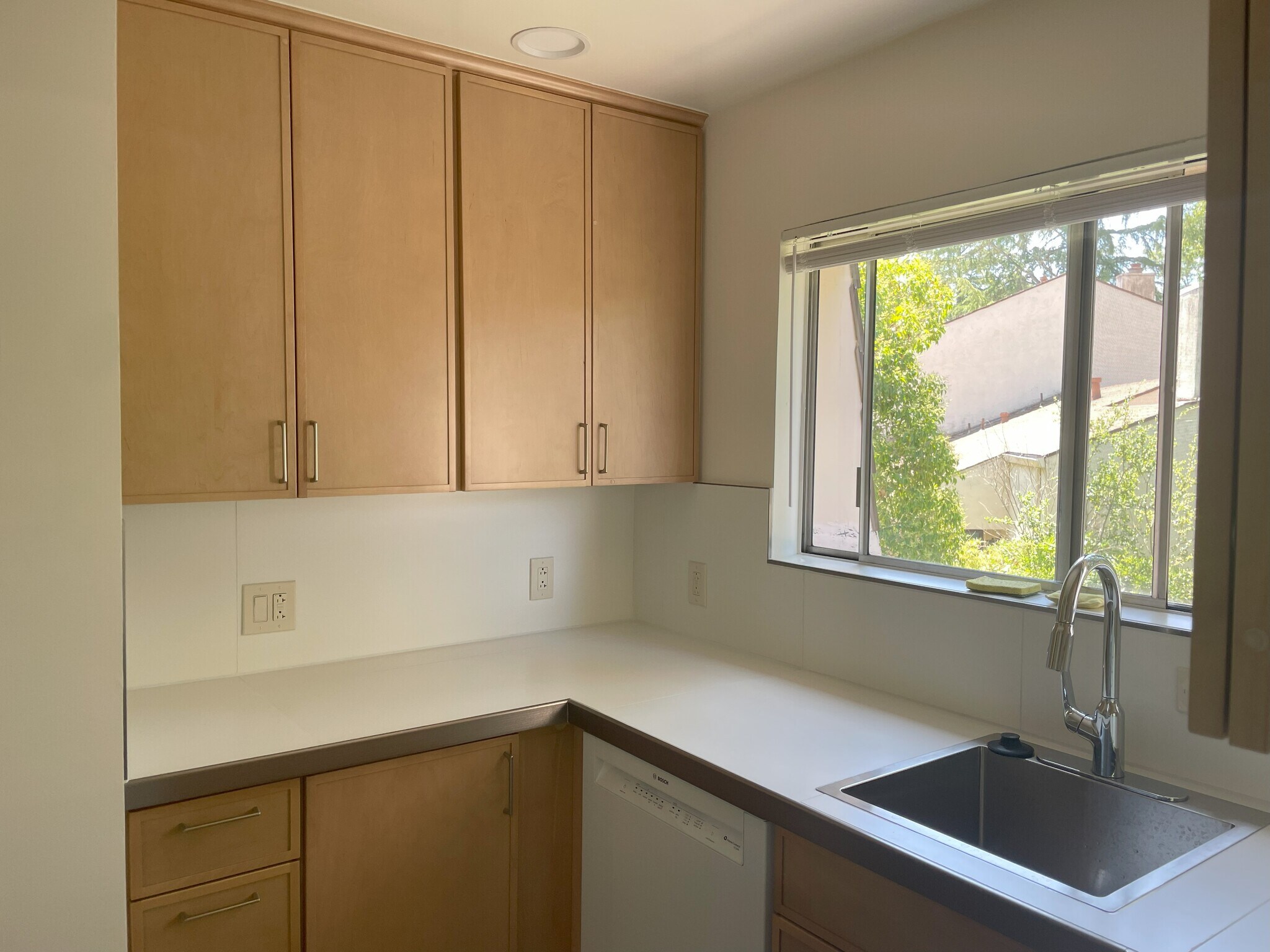 Building Photo - 2740 Tachevah Dr