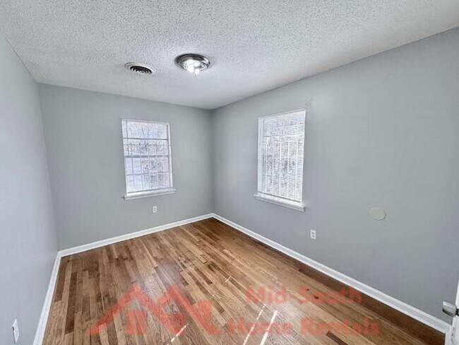 Building Photo - 2054 Benford St