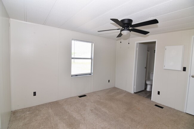 Building Photo - Spacious & Updated Double-Wide Home on a L...