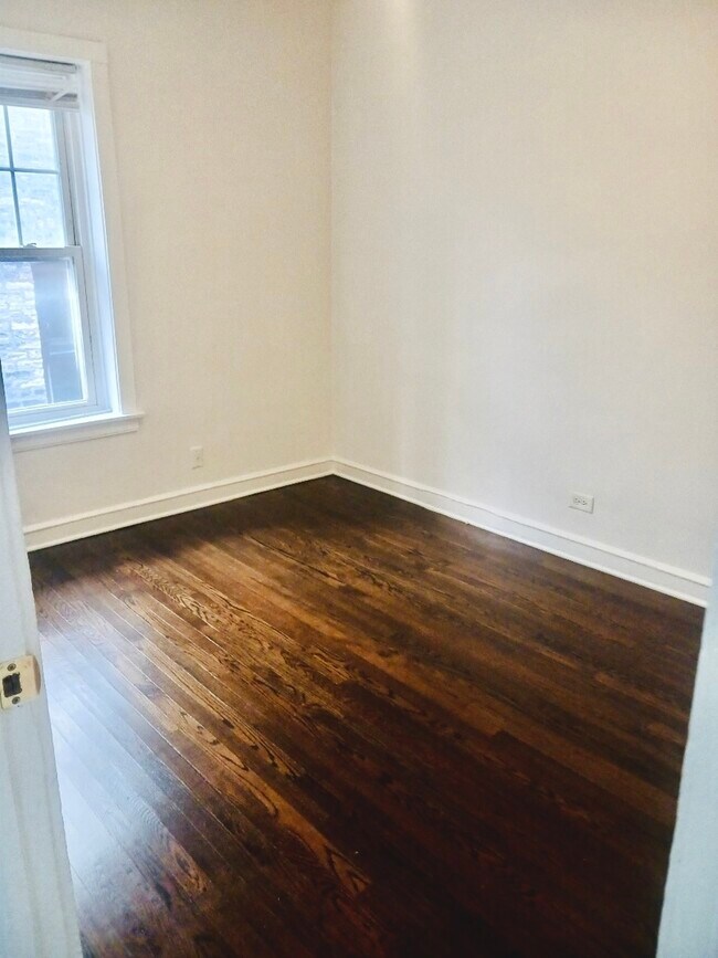 Building Photo - 1072 W Thorndale Ave