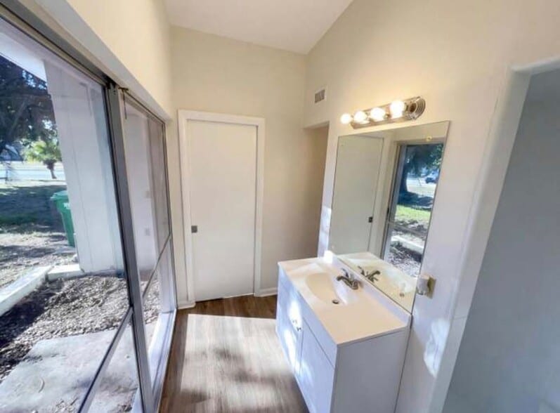 Building Photo - 141 SE Calmoso Dr