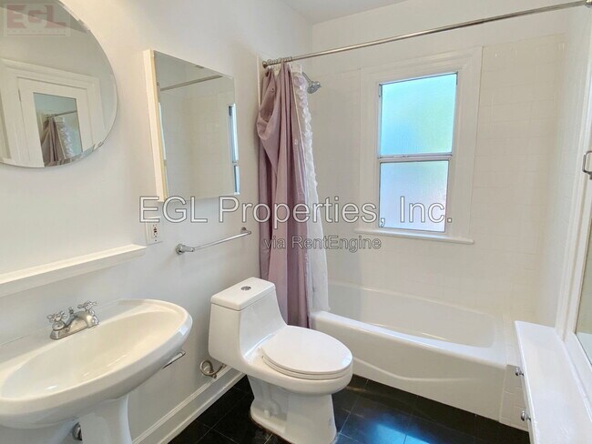 Building Photo - 1203 Poinsettia Dr