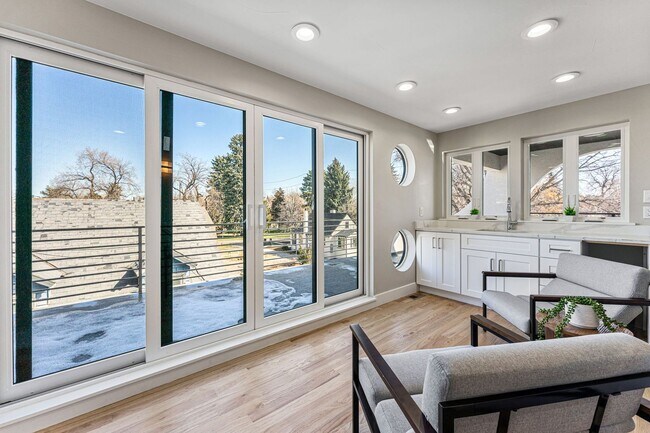 Building Photo - 5 Bed, 5 Bath home in South Park Hill