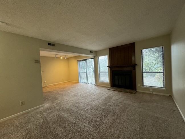 Building Photo - Beautiful townhome with 1 car garage and p...