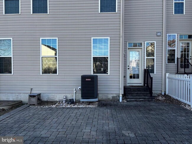 Building Photo - 2919 Lomond Pl