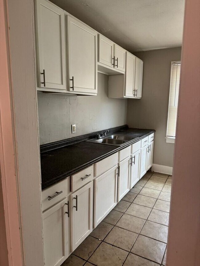 Building Photo - Cozy 2-bedroom, 1-bathroom apartment