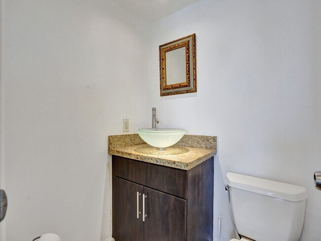 Building Photo - Beautiful 2 bedroom 1.5 bath Condo
