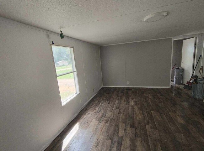 Building Photo - Cozy Retreat in Rusk, TX – Mobile Home for...
