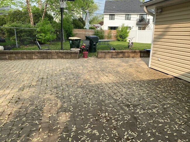 Building Photo - 1221 N Chicago Ave