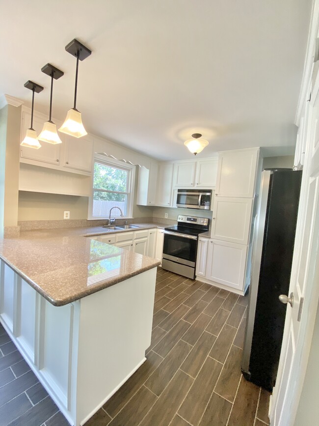 granite countertop - 718 Harding Pl