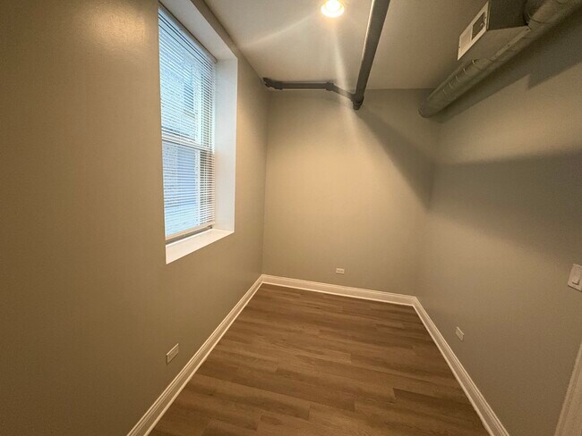Building Photo - 1369 W Greenleaf Ave