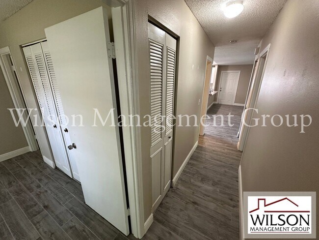 Building Photo - 643 David St