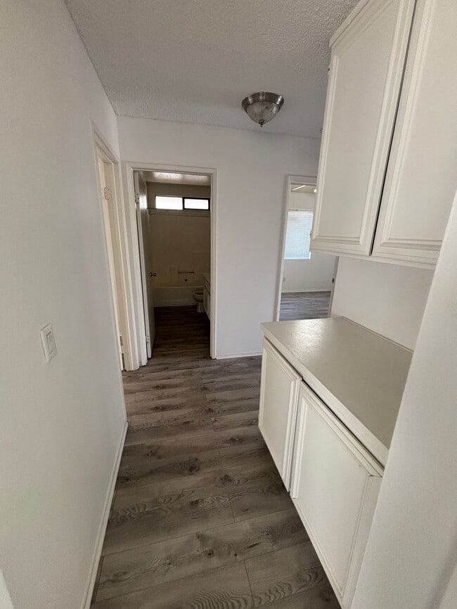 Building Photo - 3 BEDROOM 2 BATH  VICTORVILLE HOME