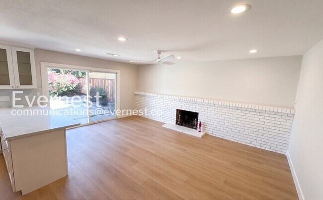 Building Photo - 4-Bed/2-Bath Home /Available Now!