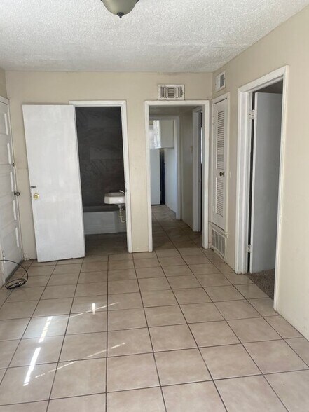 Building Photo - 7736 Ranchland Dr