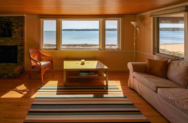 Building Photo - 314 E Montauk Hwy