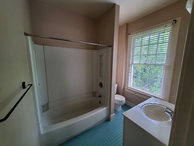 Building Photo - 320 S Mendenhall St