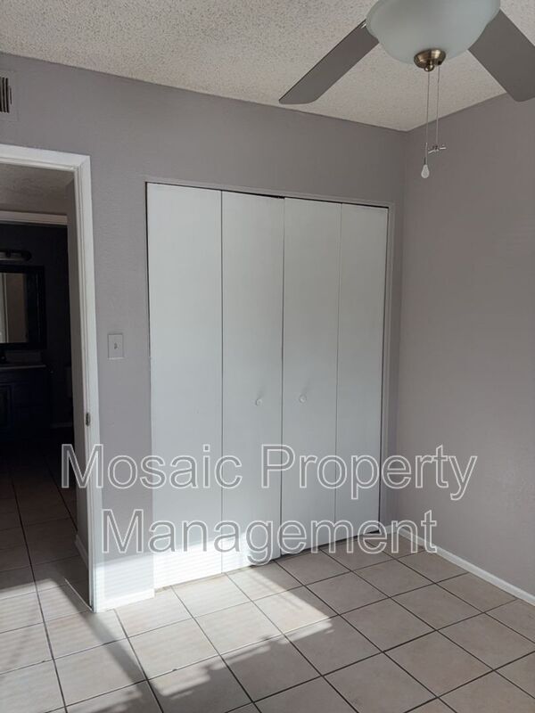 Building Photo - 2440 E Waltann Ln