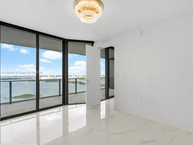 Building Photo - 700 NE 24th St