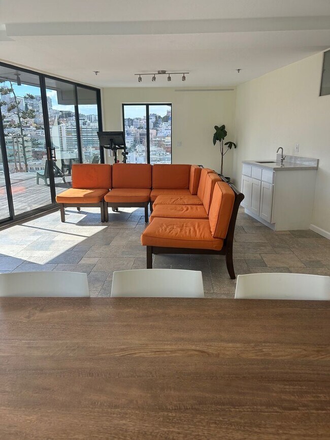 Building Photo - Unique Jr. One Bedroom with Views and Parking