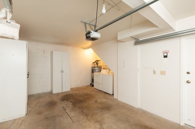 Building Photo - Upgraded 1 Bed 1 Bath 2 Story Townhome in ...