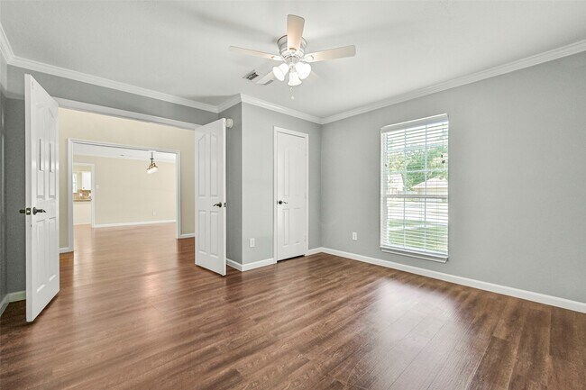 Building Photo - 313 Winding Oak Ln S