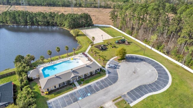 Building Photo - 3 Bed, 2. 5 Bath Like New Townhome in Richmond Hill