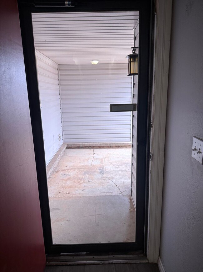 Building Photo - Charming Corner-Lot Duplex in the Heart of Yukon – Available Now!