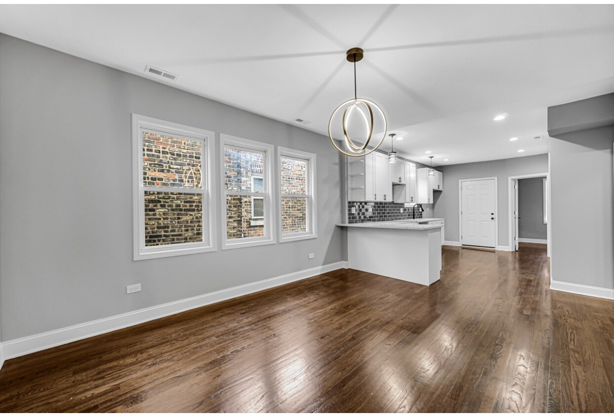 Building Photo - 8332 S May St