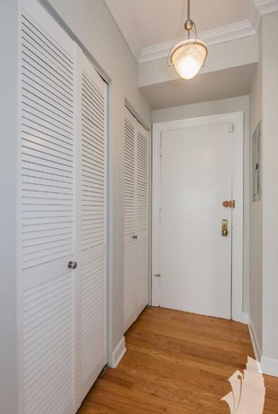 Building Photo - 628 W Roscoe St