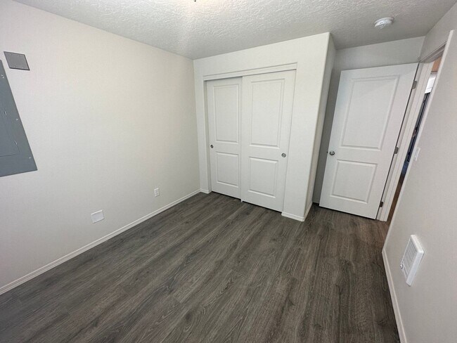 Building Photo - MIDTOWN Newer 2 Bdrm Cottage, 1 bath, Air Conditioning, Laundry Room, Large Patio, Off Street Par...
