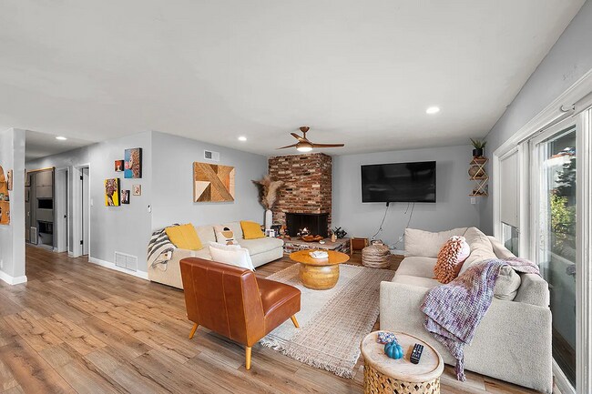 Building Photo - 4636 Panorama Dr