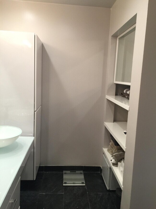 Building Photo - 7770 La Mirada Dr