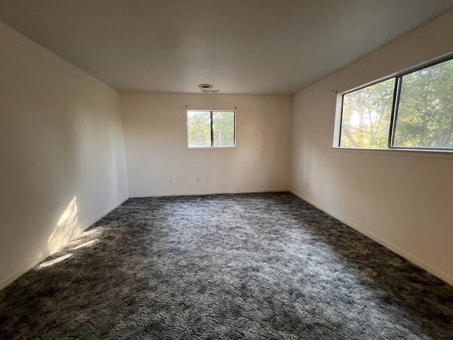 Building Photo - 10647 Newtown Rd